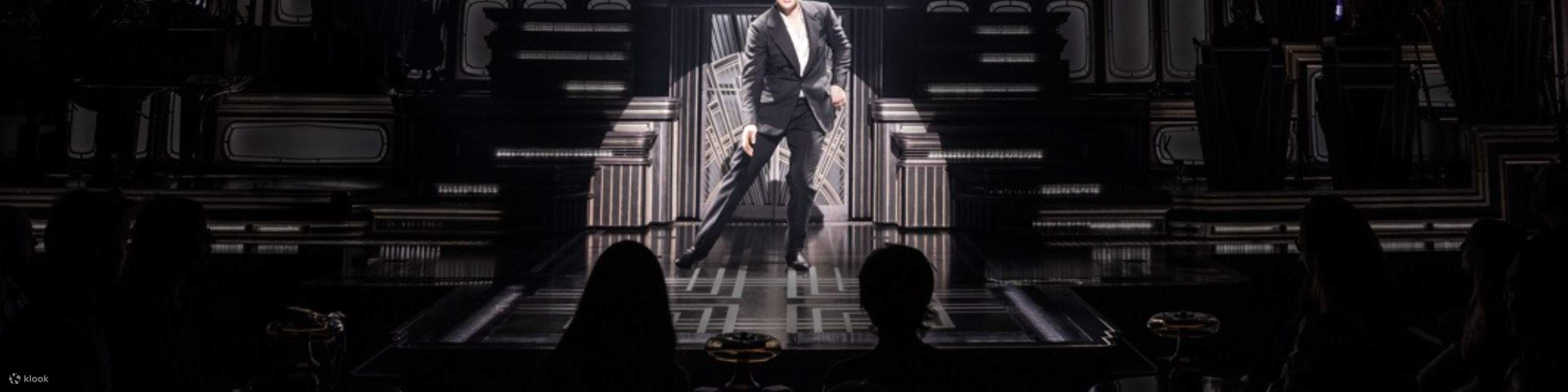 格洛夫完美演绎了达林充满活力的舞台表现力，并由现场大型乐队的节奏作为后盾