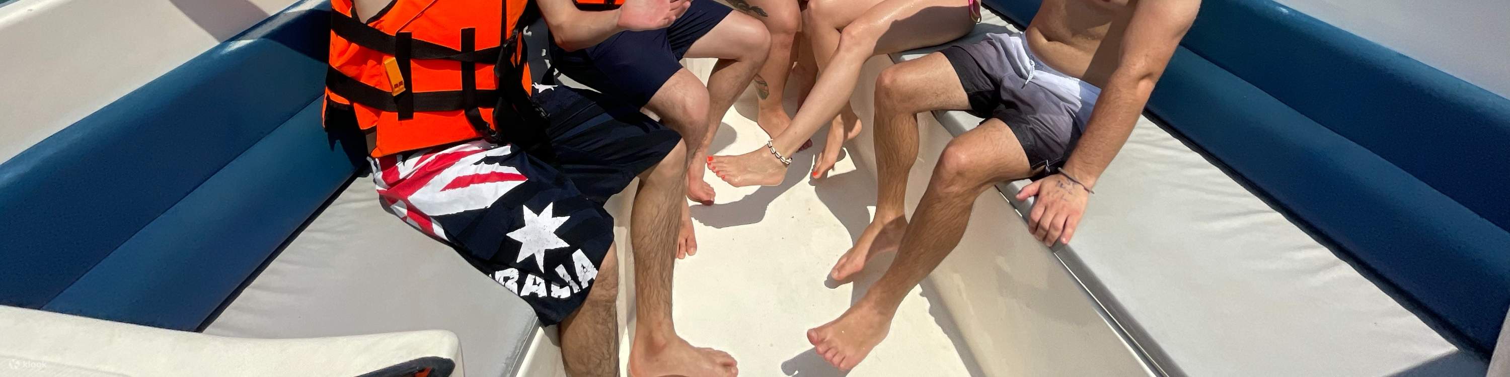 un grupo de 5 personas con lancha rápida