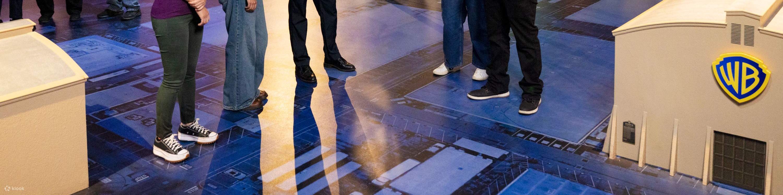 漫步於標誌性的攝影棚，參觀《老友記》精品店、《美少女的謊言》和《吉爾莫女孩》的拍攝場景