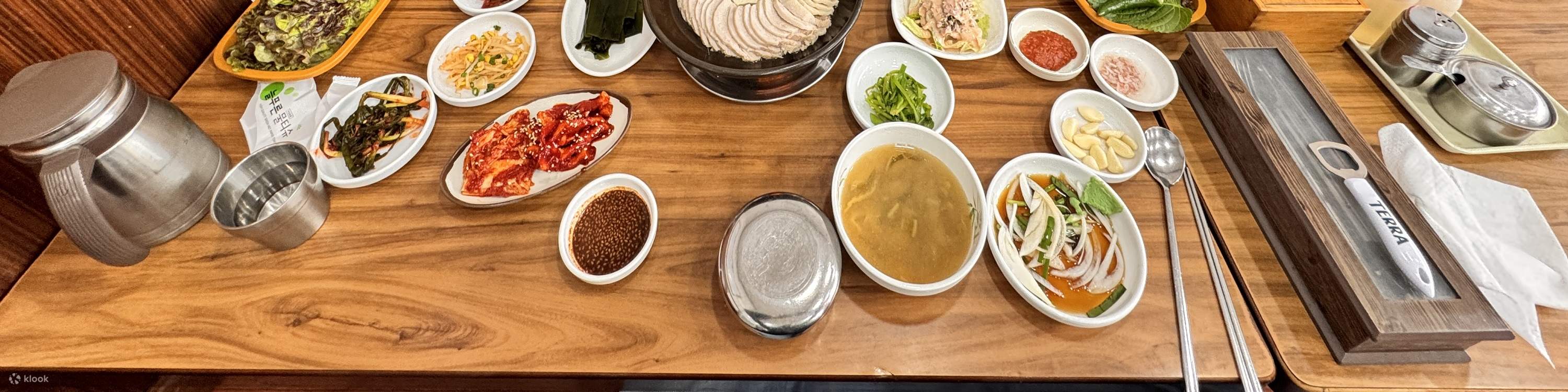 Đây là món samgyeopsal – thịt ba chỉ heo thái lát dày. Đây là một trong những phần thịt phổ biến nhất trong món thịt nướng Hàn Quốc.