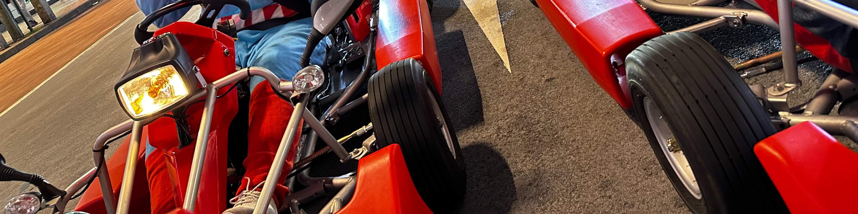 attraversa il famoso incrocio di Shibuya