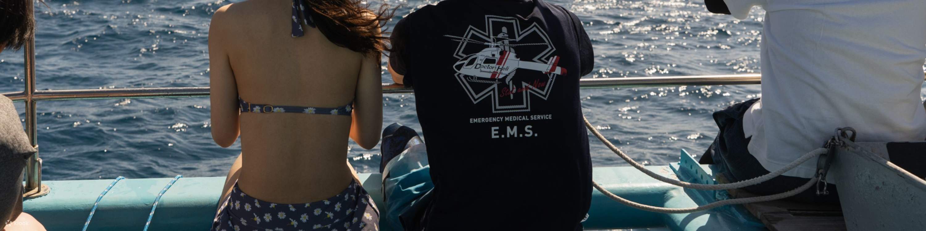 Pasajeros sentados en la cubierta, disfrutando de la brisa del mar y las vistas panorámicas