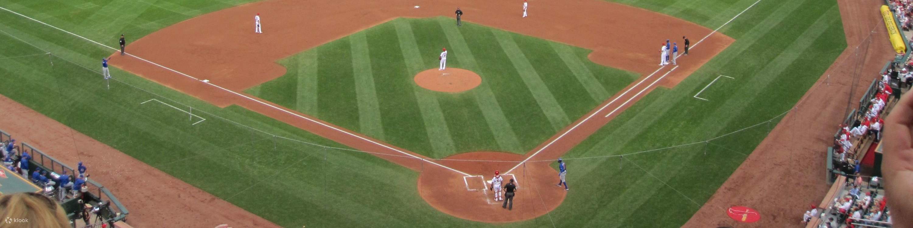 Tempat duduk Infield Atas menawarkan pemandangan padang dari sudut tinggi, merakamkan suasana hari perlawanan yang lengkap