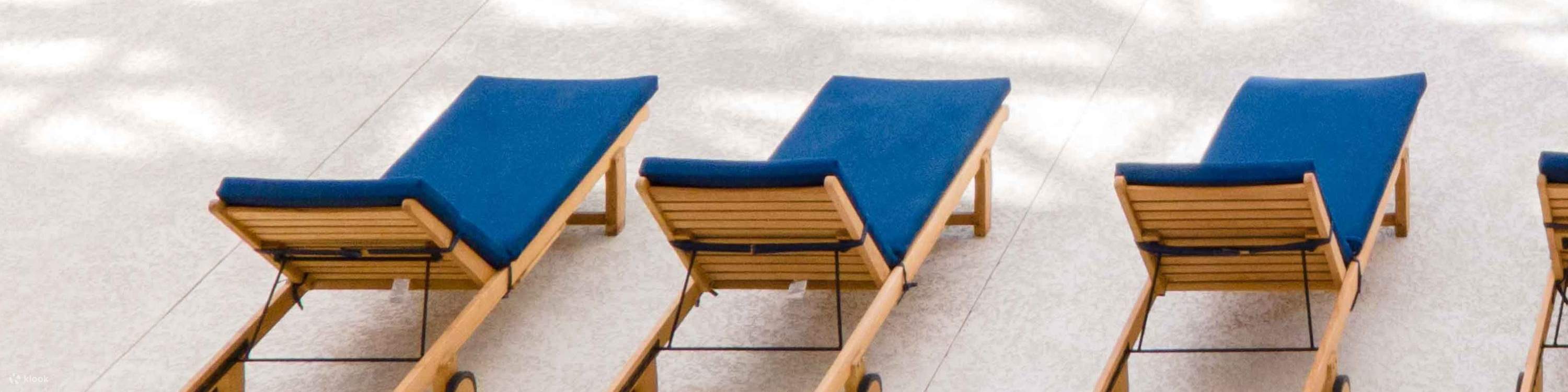 Bersantailah di tepi kolam renang sambil menikmati suasana tropis