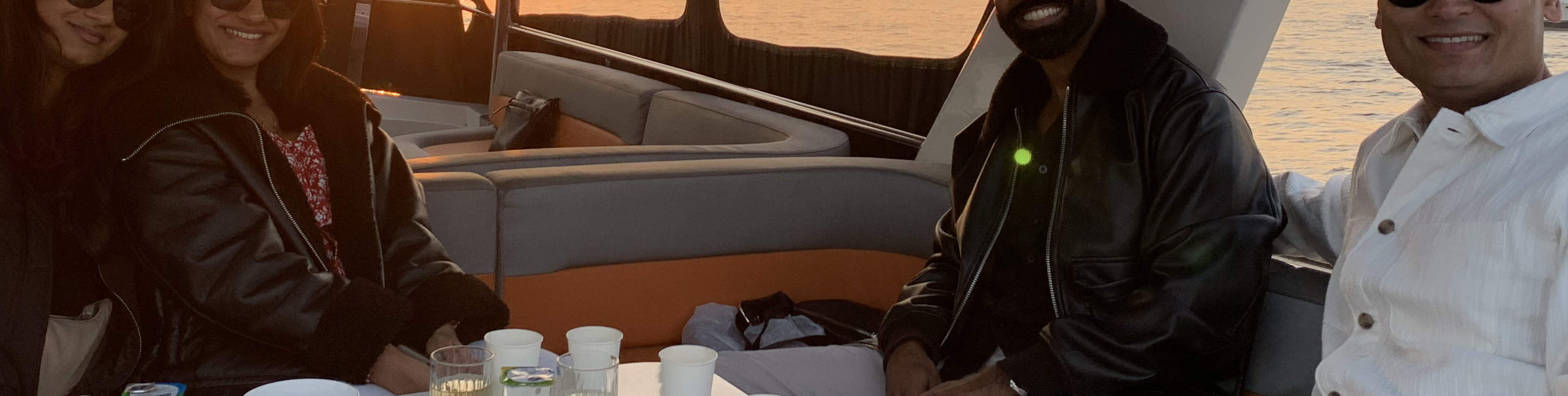 Crucero en yate al atardecer: vino, música, aperitivos y datos curiosos