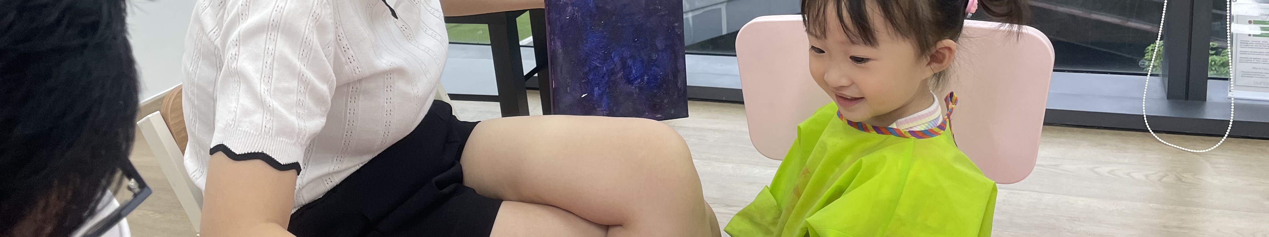 Nụ cười và ánh mắt lấp lánh, khoảnh khắc hạnh phúc của người mẹ bên con yêu