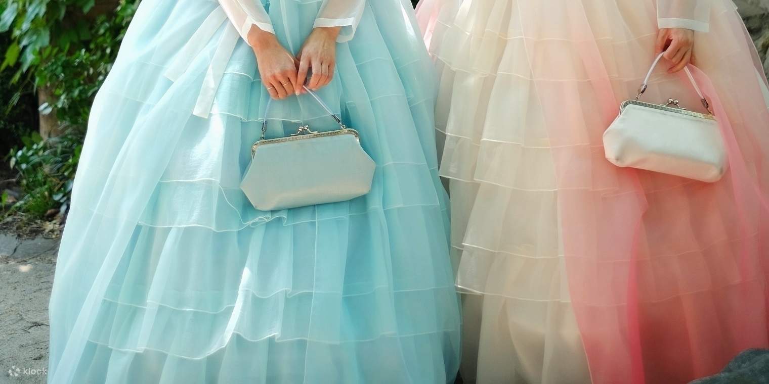 Hanboks mit einer anmutigen, traditionellen Silhouette und einer dezent luxuriösen Verarbeitung wie dieser werden als Premium Hanbok klassifiziert.