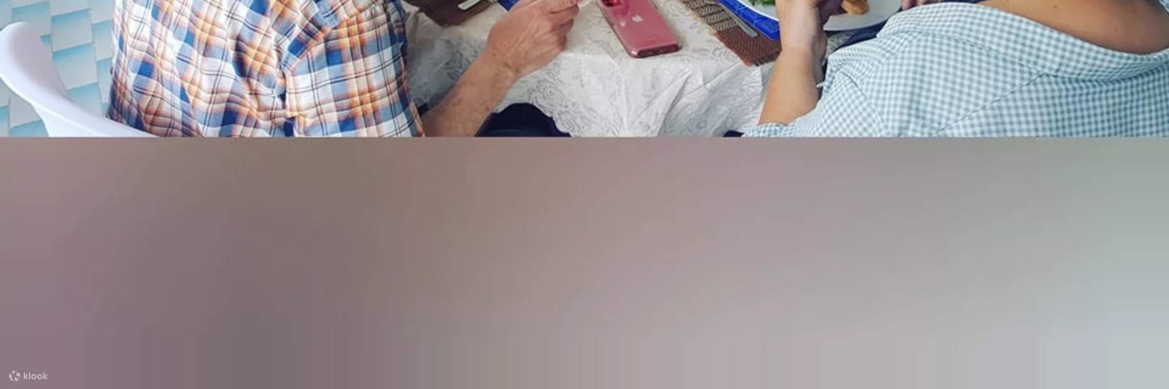 客人們享用一起準備的午餐。