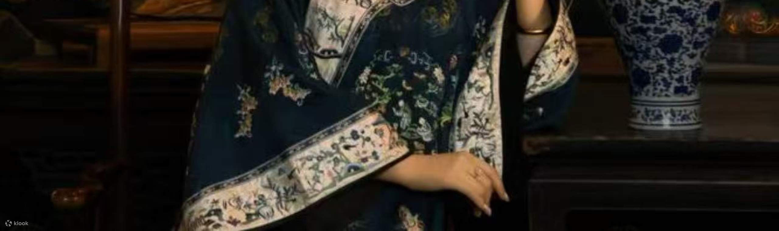 Con abiti e trucco impeccabili come pennello e un profondo background culturale come inchiostro, delinea finemente il tuo sogno di stile antico.