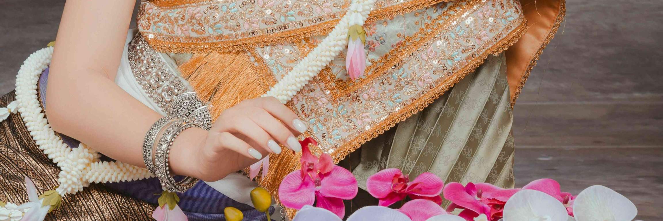 Foto studio dengan busana Thai, hasilkan foto yang memukau