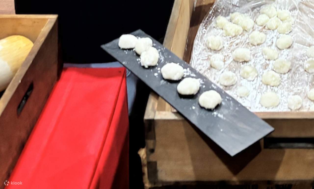 Trải nghiệm giã bánh mochi truyền thống kèm nếm thử