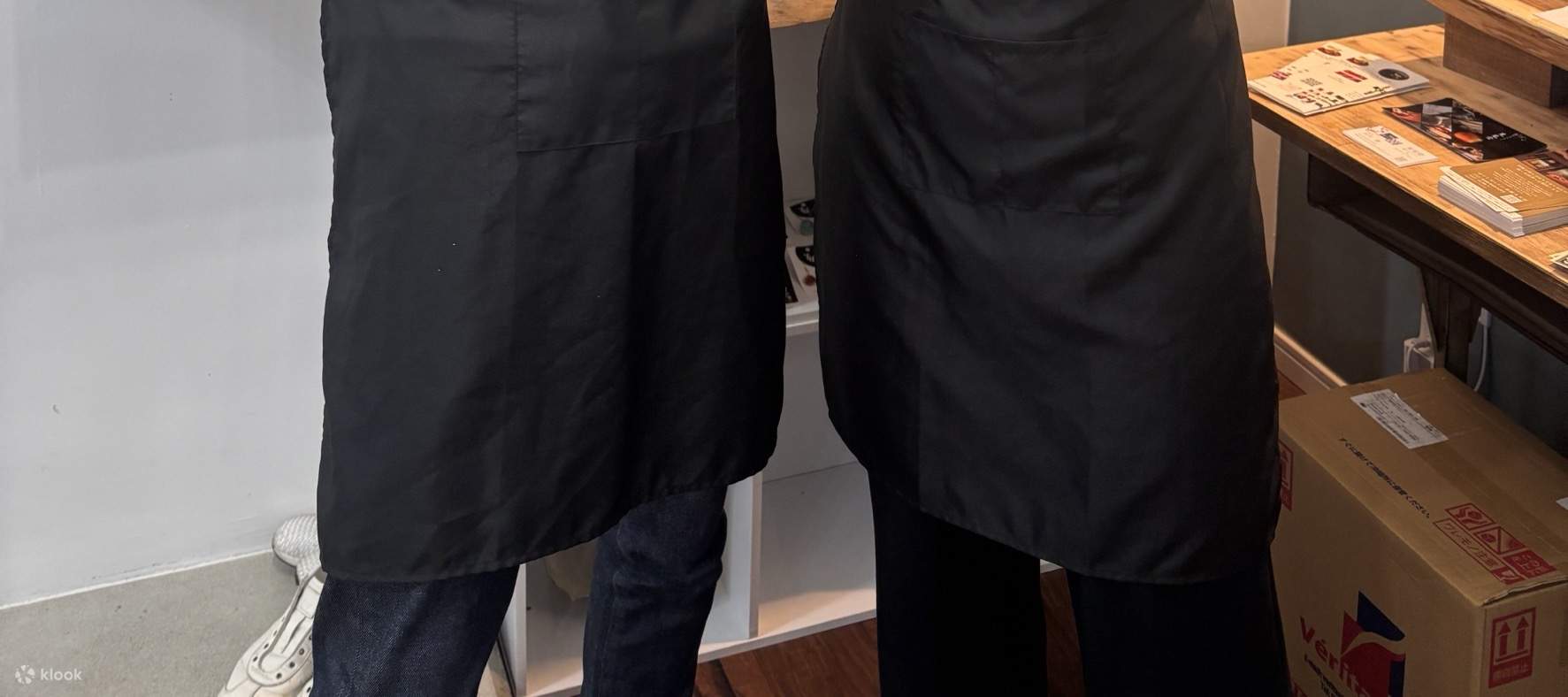 Creazione di accessori Kintsugi a Naha, Okinawa 