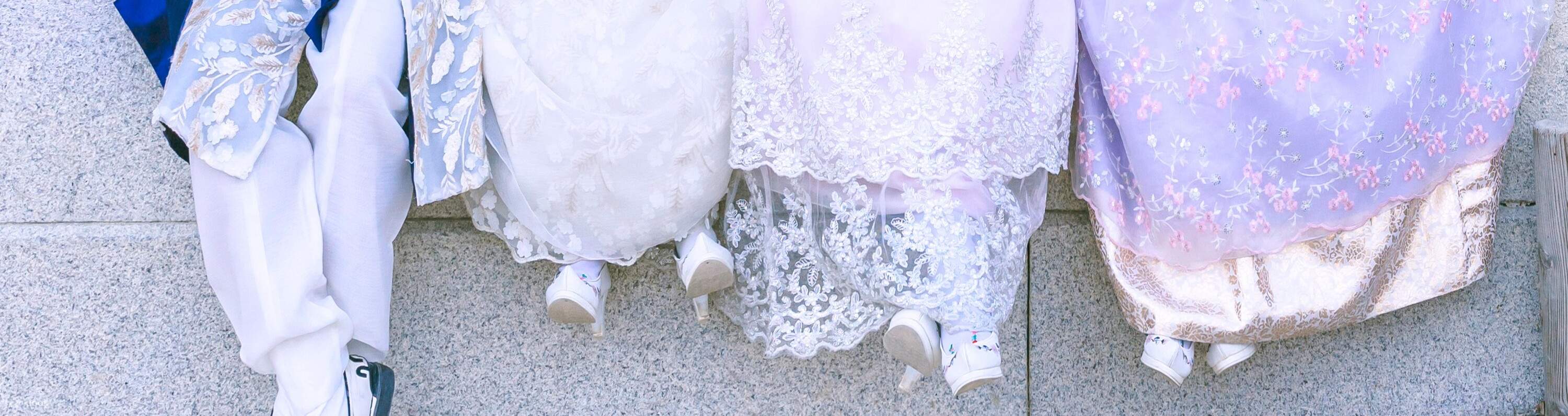 L'Hanbok a tema presenta un design contemporaneo con colori vivaci e pizzo.