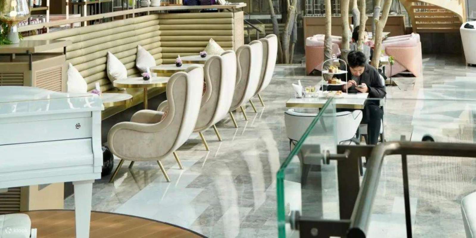 Der Nachmittagstee wird im 42. Stock des InterContinental Chongqing Raffles City serviert. Sie können das LG-Geschoss von Raffles City betreten und dann mit dem Aufzug zur C1-Etage der Crystal Sky Bridge fahren, um zum Restaurant zu gelangen.