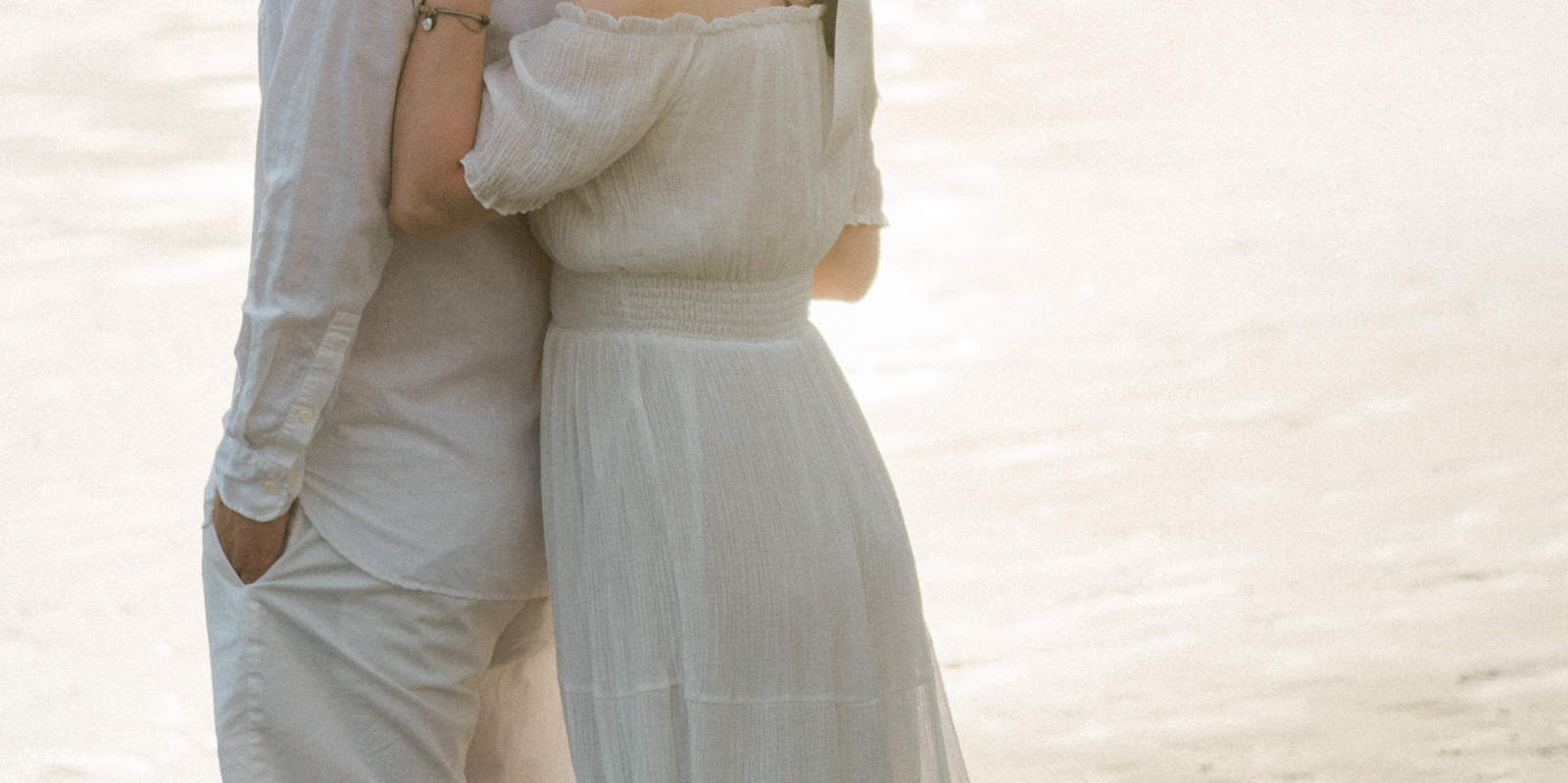 คู่รักถ่ายภาพโดยมีฉากหลังเป็นพระอาทิตย์ตกดิน