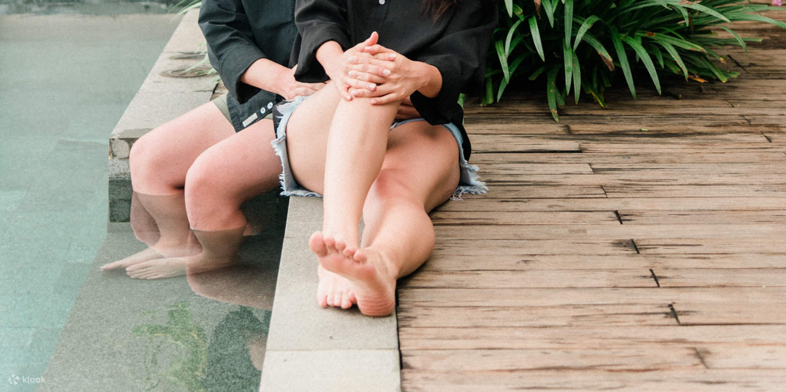 coppia seduta a bordo piscina