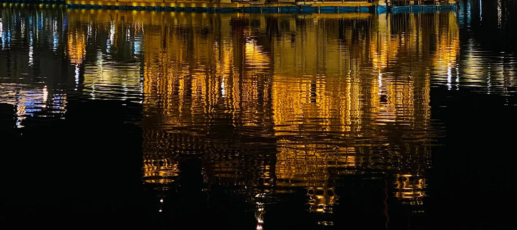阿姆利则神庙的夜景。
