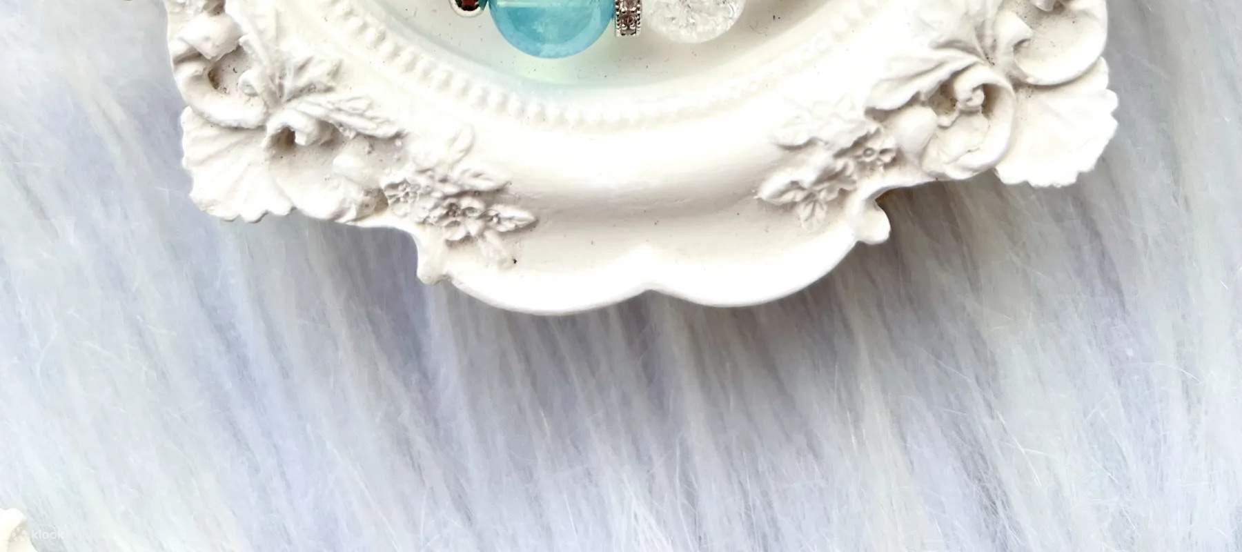 Atelier d'accessoires en pierres précieuses par Floral Knots