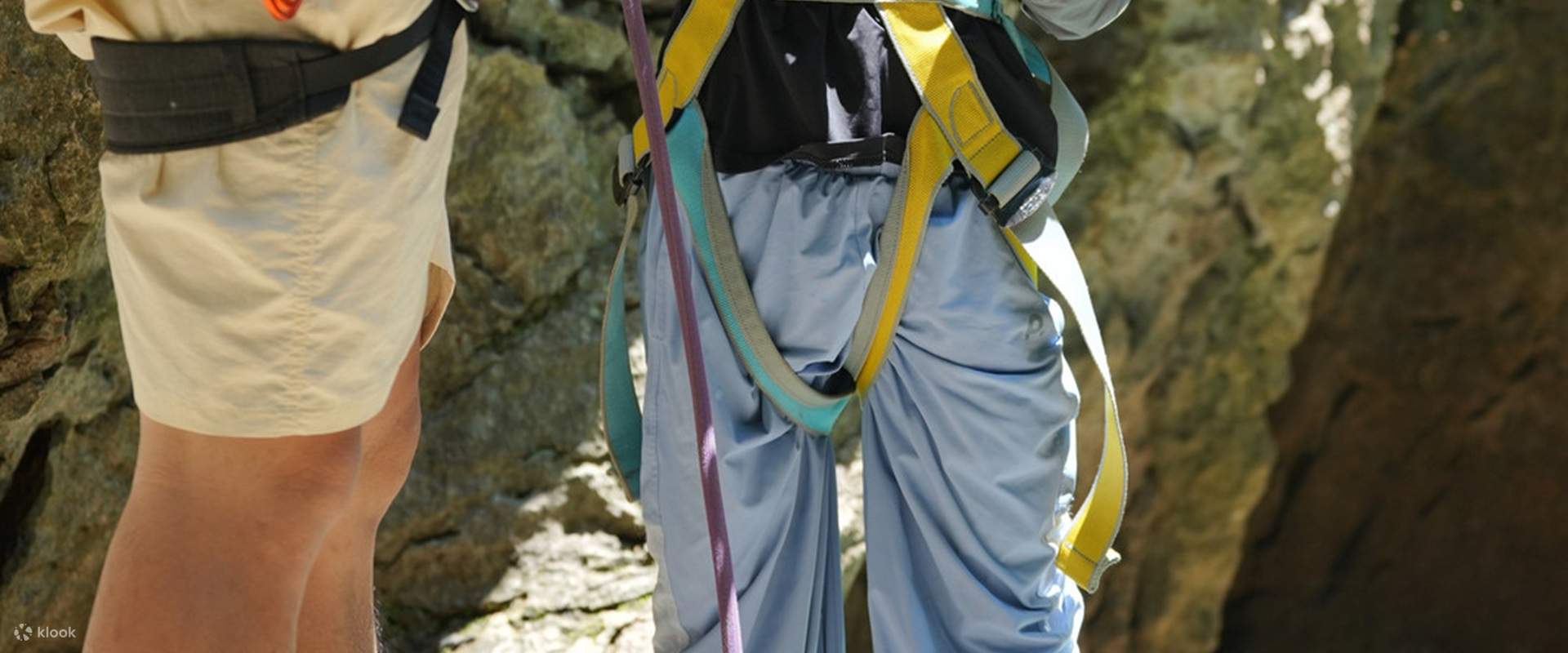 Jurulatih profesional akan menyediakan peralatan seperti tali pinggang keselamatan, topi keledar, dan kasut mendaki, serta menerangkan peraturan keselamatan, postur cengkaman, perlindungan jatuh, dan kemahiran asas lain untuk memastikan anda menguasai ger