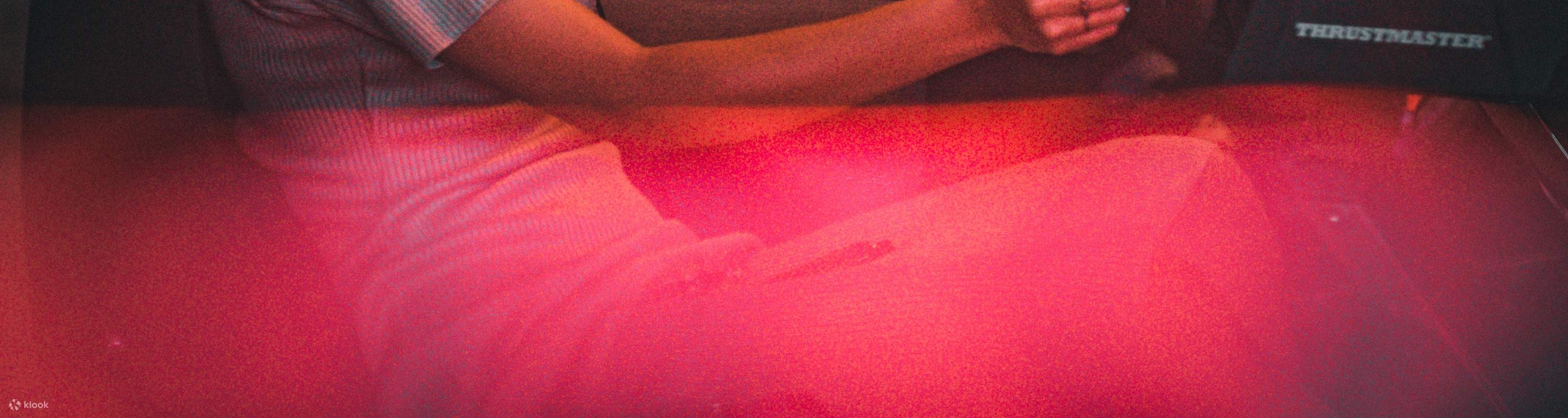 une fille jouant au simulateur de course