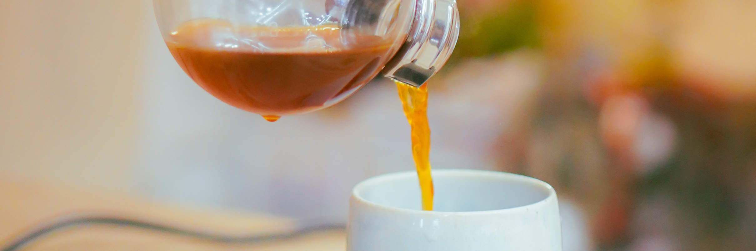 Preparazione di caffè speciale con sifone (caffè sifone) e corso introduttivo di conoscenza del caffè