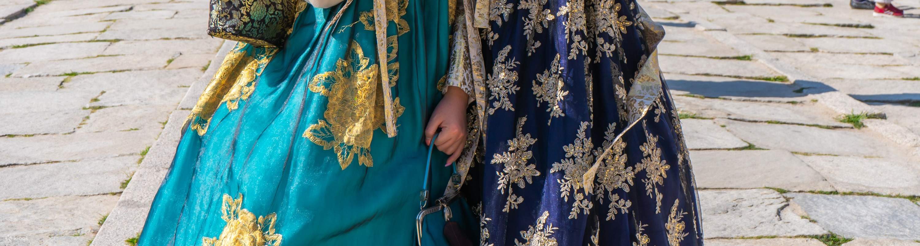 sonriendo en el palacio coreano