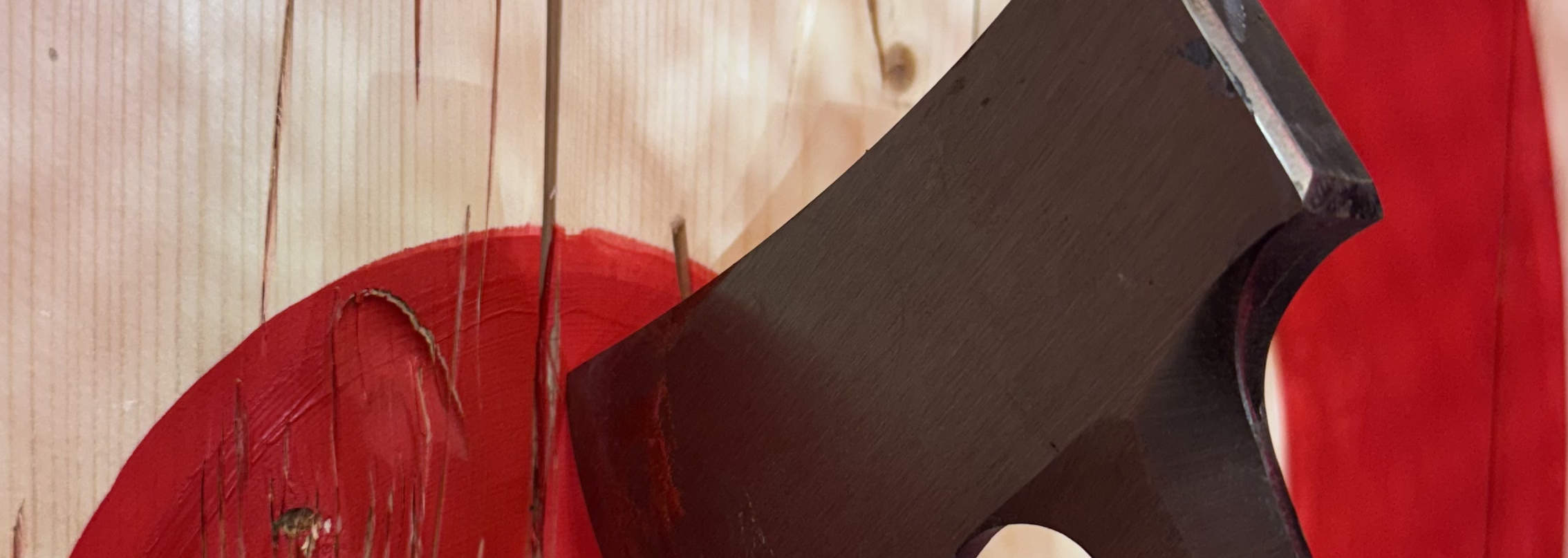 Один бросок – и вы навсегда подсели на топороманию! Попадите прямо в яблочко!