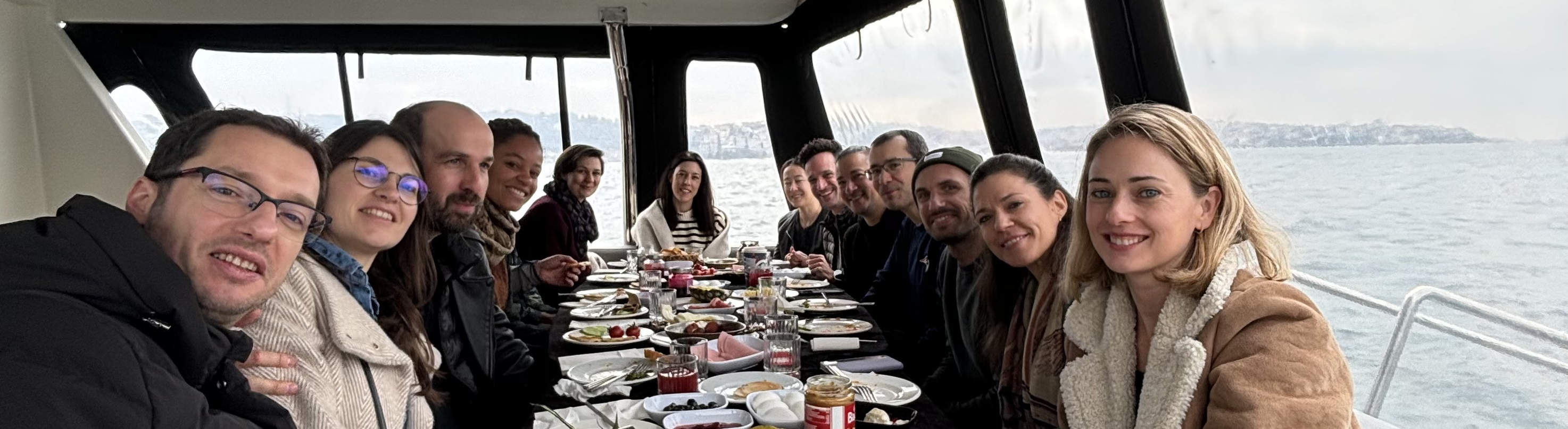 夕阳游艇巡航：美酒、音乐、小吃与趣味知识