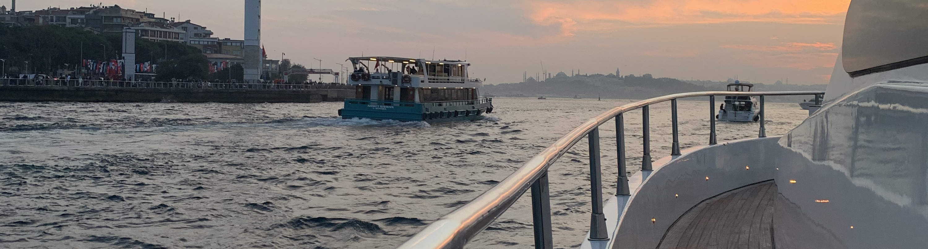 Crociera al tramonto in yacht: vino, musica, snack e curiosità