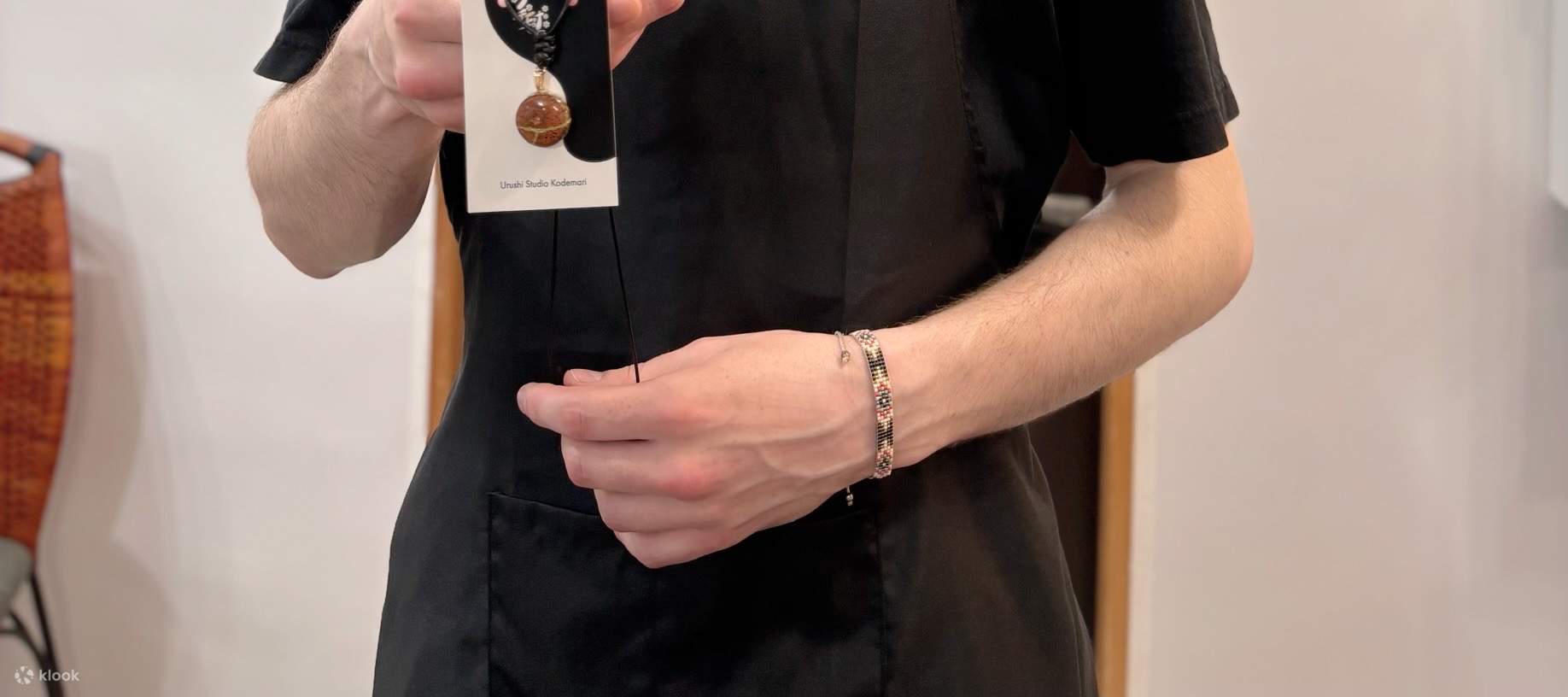 Creazione di accessori Kintsugi a Naha, Okinawa 