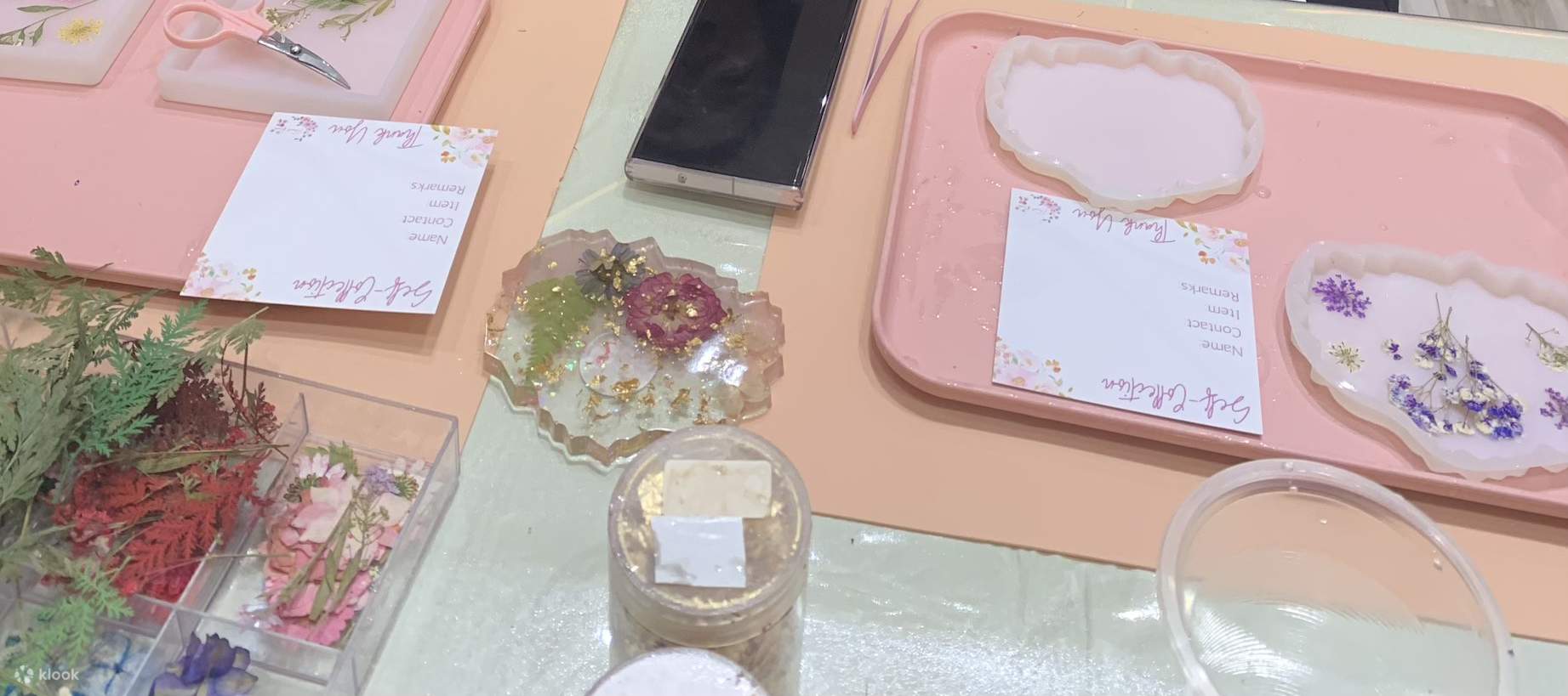 Atelier de création de sous-verres en résine florale