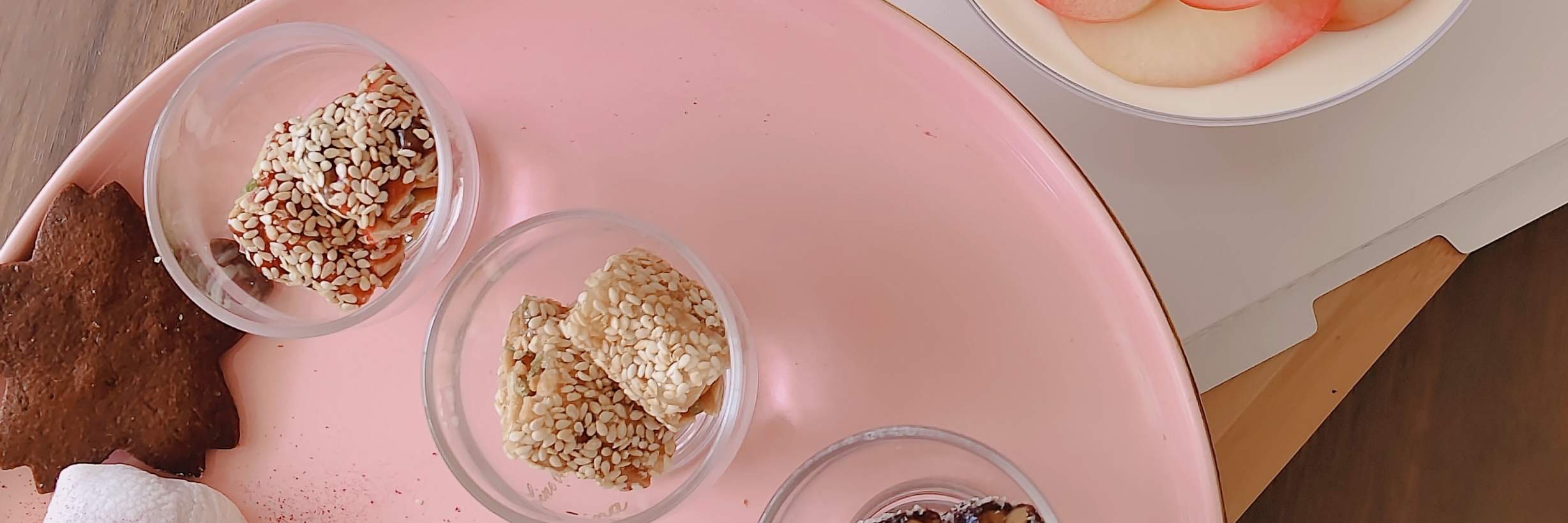 Gâteau aux pommes, rose et jaune d'œuf