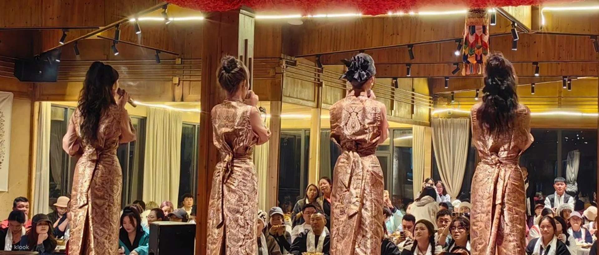 The program primarily features traditional Tibetan song and dance, including dynamic ethnic dances and local song performances with regional characteristics. Select performances also include boy band and girl band-style group performances. In addition to 