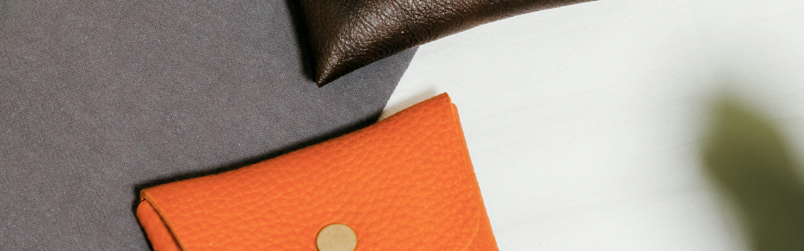 Notre atelier recommandé est celui du porte-monnaie. Il peut également contenir 12 à 15 cartes, parfait pour un usage quotidien.