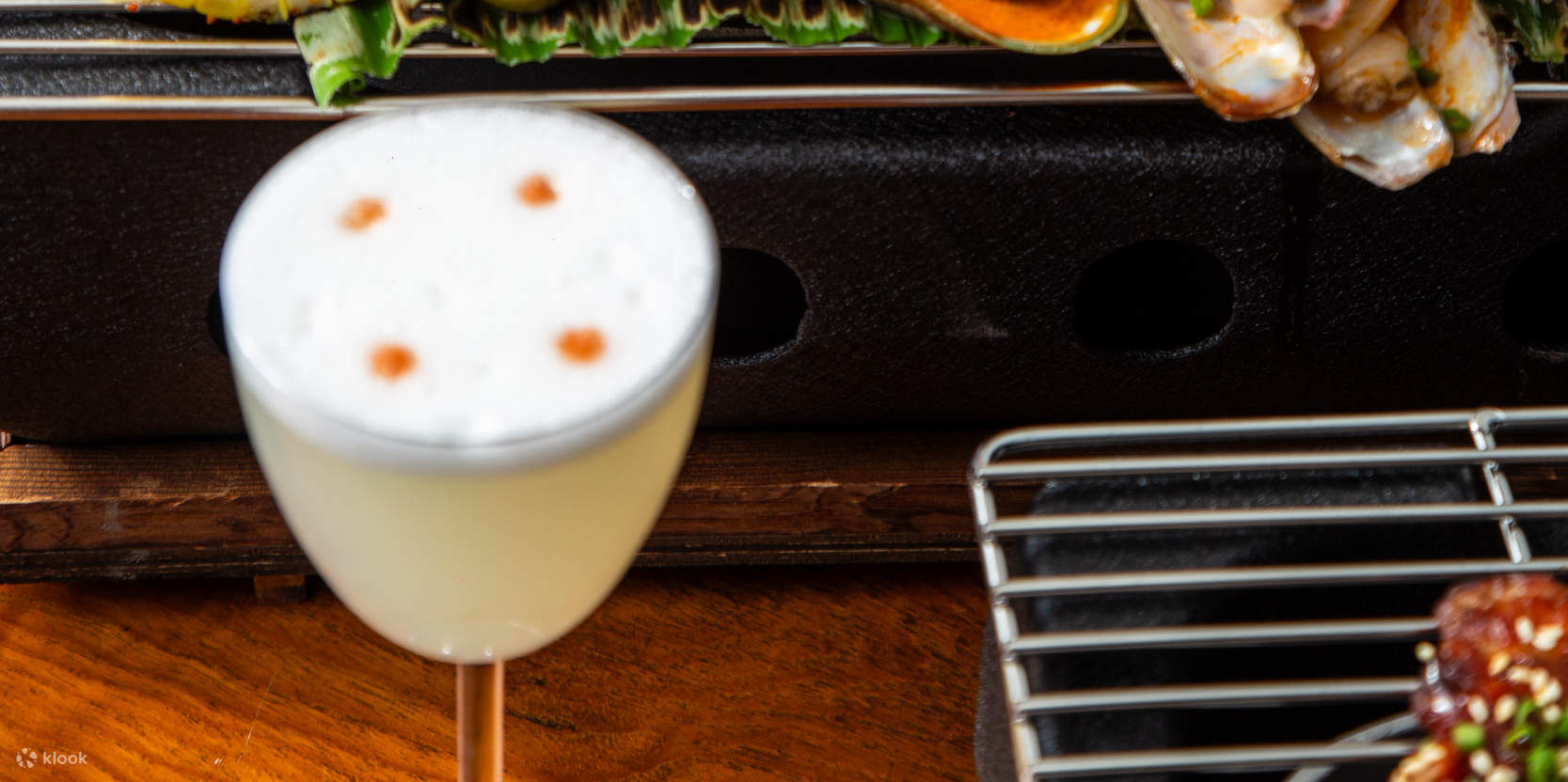 อะโบฟ อีเลฟเว่น รูฟท็อป บาร์ แอนด์ เรสเตอรองท์