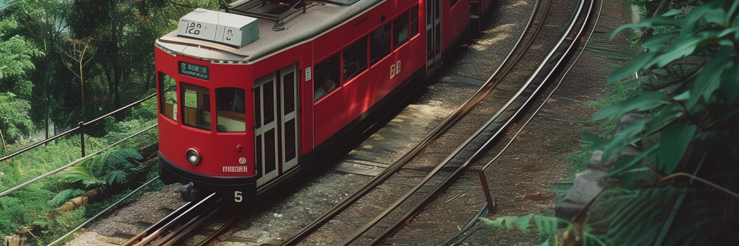 [The Peak] El Peak Tram es una atracción principal de Hong Kong. Es uno de los sistemas de funicular más antiguos de Asia. Puede disfrutar del paisaje urbano único de Hong Kong y de las vistas a la montaña y al mar a lo largo del camino.