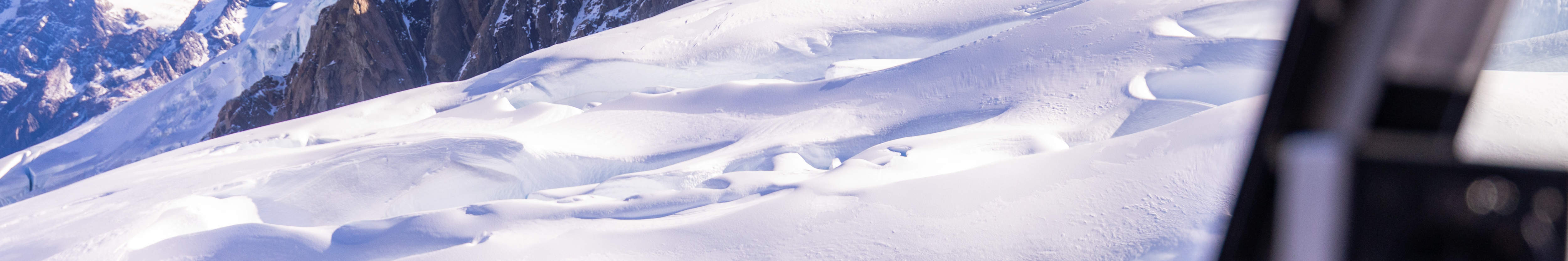 Вид на снежную вершину из вертолета