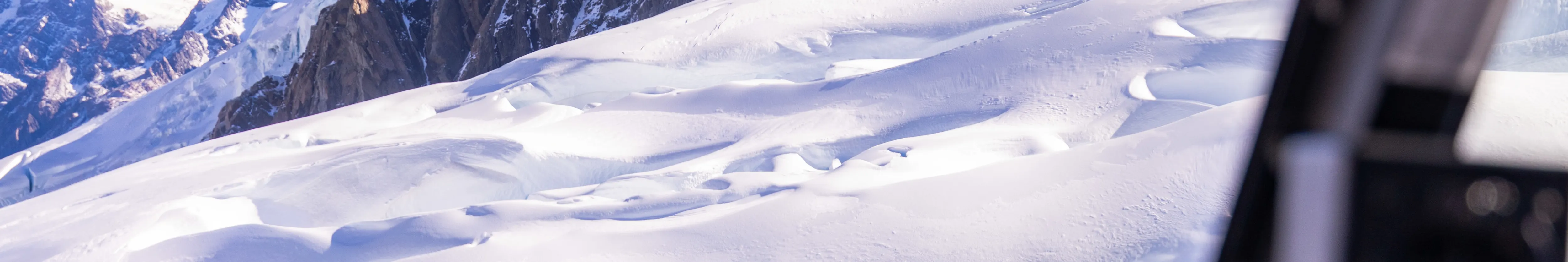 直升机内部的雪峰