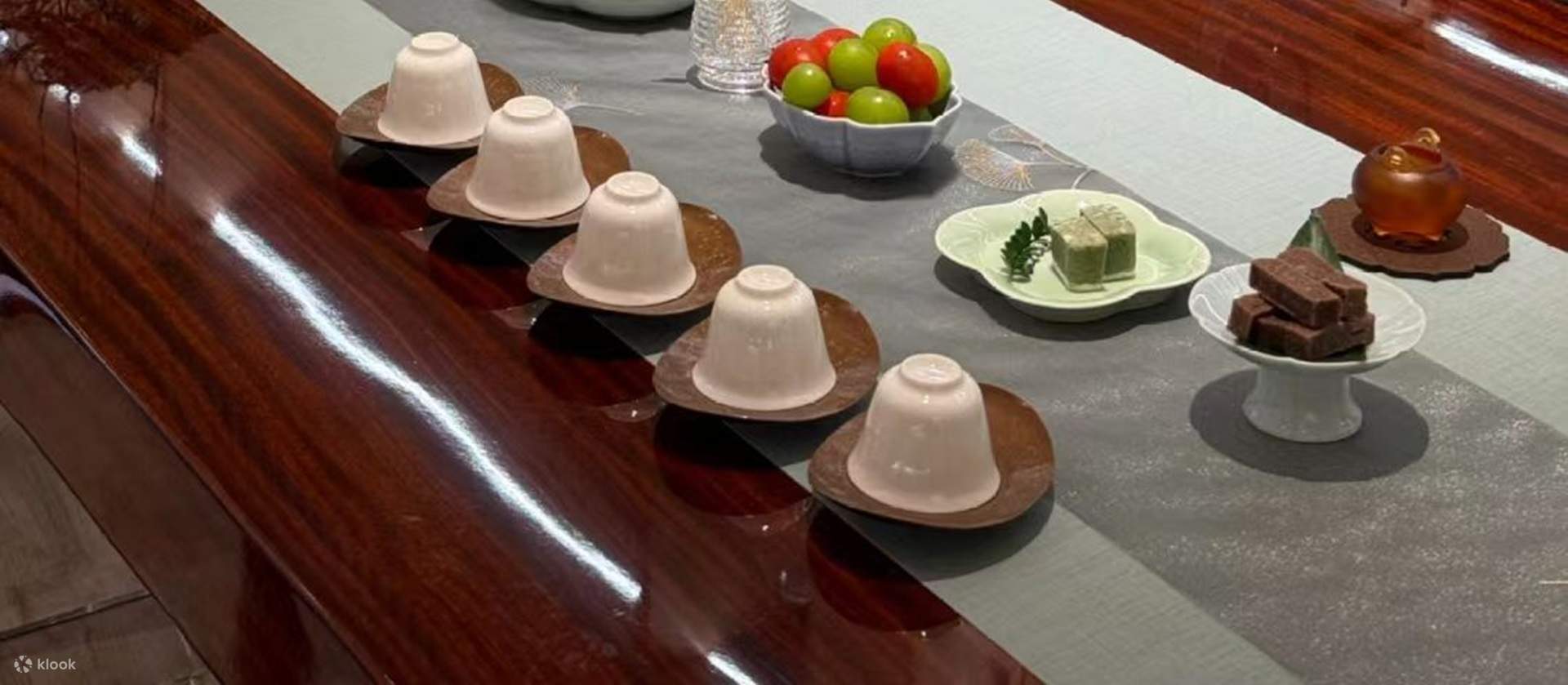 一杯のお茶の温もりから、一枚の絵の墨の香り、手作りの質感から、交流の温かさまで、松・芸術茶空間は日常に寄り添う方法で、芸術を触れることができ、感じることができ、所有することができるようにします。ここでは、一口の清茶にも優雅さが隠されており、すべての作品が伝承につながっています。これこそが海派文化の感動的な生活の暗号です。