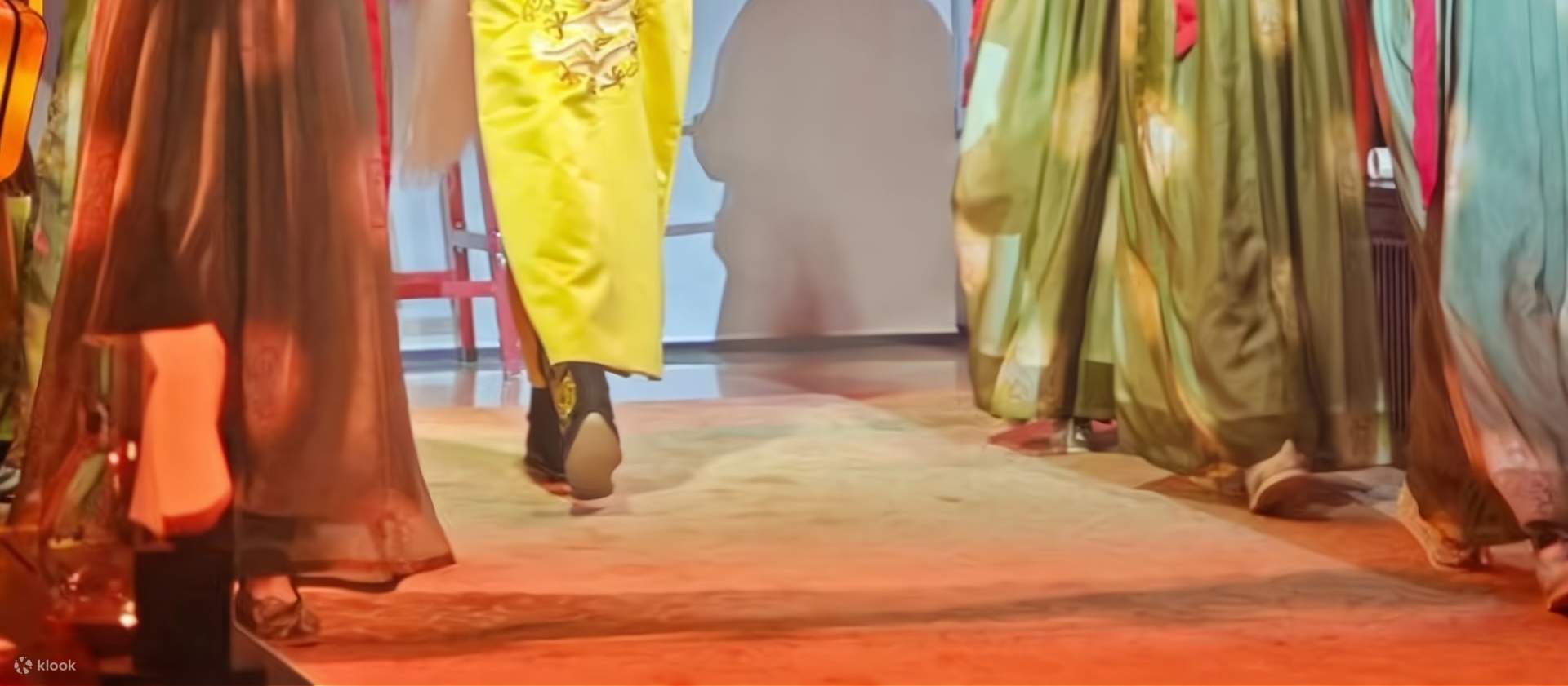 The bright yellow Mianfu worn by the actors is made with reference to the clothing system of emperors in the Tang Dynasty. The 