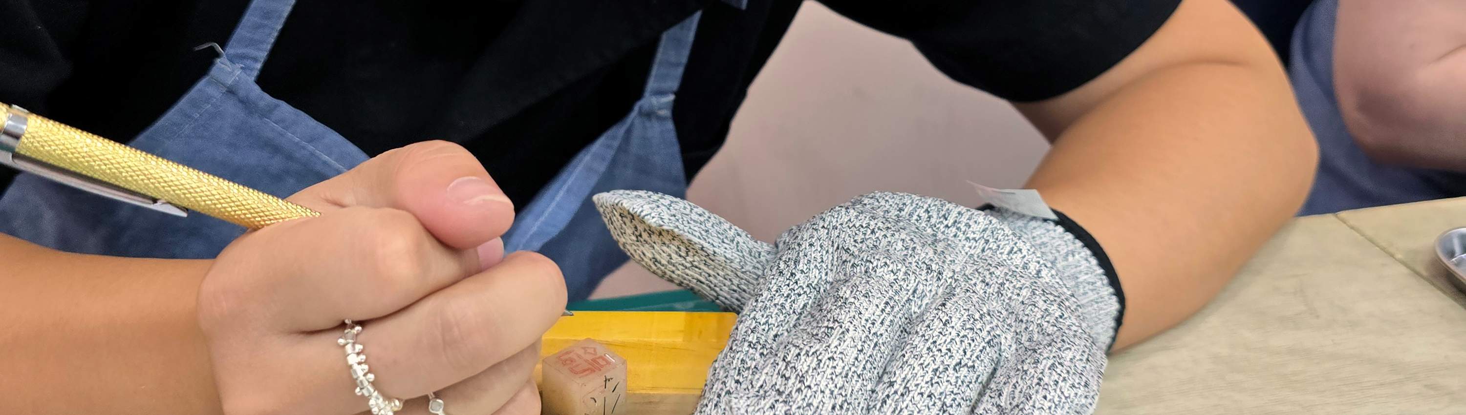 Desain dan Ukiran Hangeul: Anda akan mendesain nama Hangeul Anda dengan cara yang menonjolkan kepribadian dan gaya Anda.