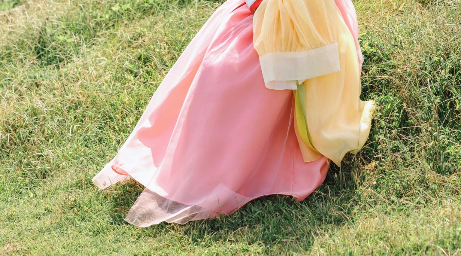 Pengalaman Pemotretan Outdoor dengan Hanbok Tradisional di Pulau Jeju