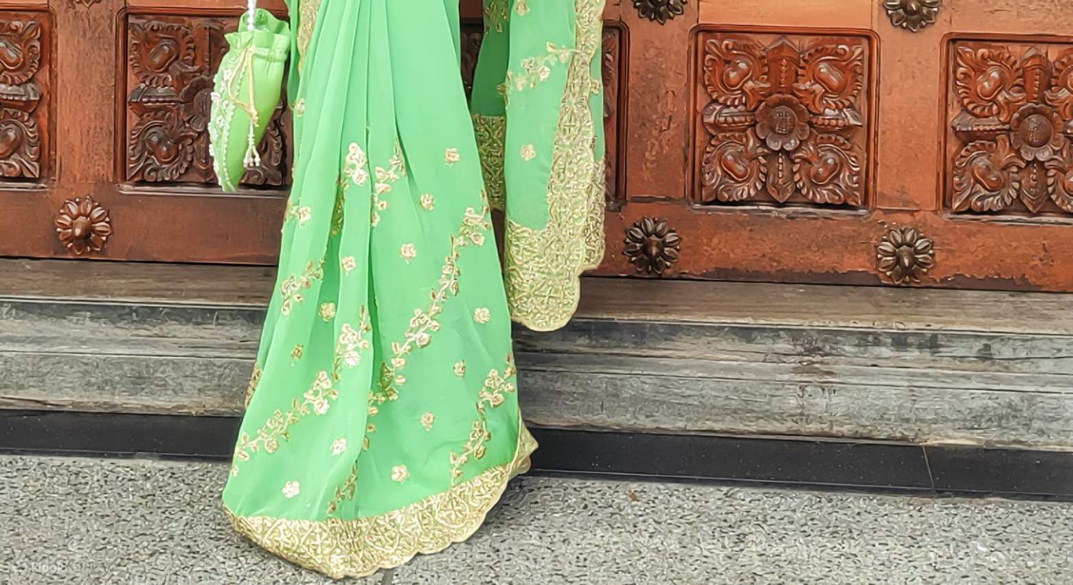 PENGALAMAN MENGENAKAN PAKAIAN ADAT DI BATU CAVE