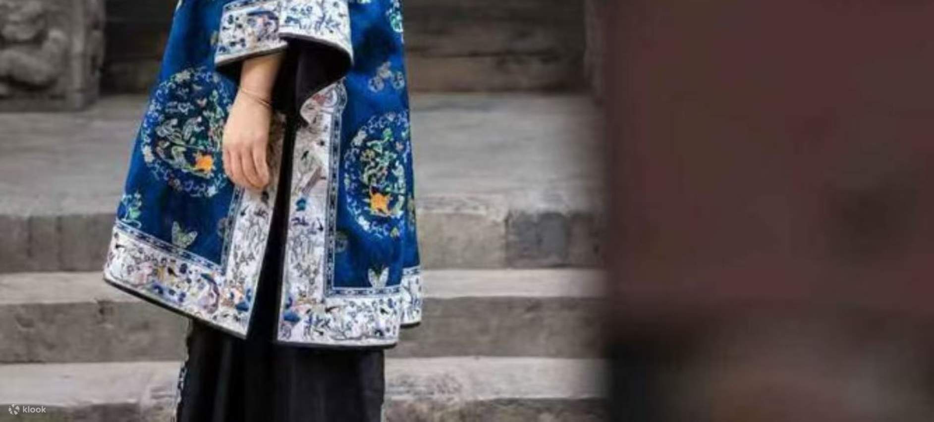 여기서 촬영하면 후반 작업으로 합성한 가상 배경에 의존할 필요 없이 실제 경치의 아름다움과 인물의 고전미가 자연스럽게 어우러져 마치 정말 천 년 전 시간의 틈새로 들어선 듯합니다.