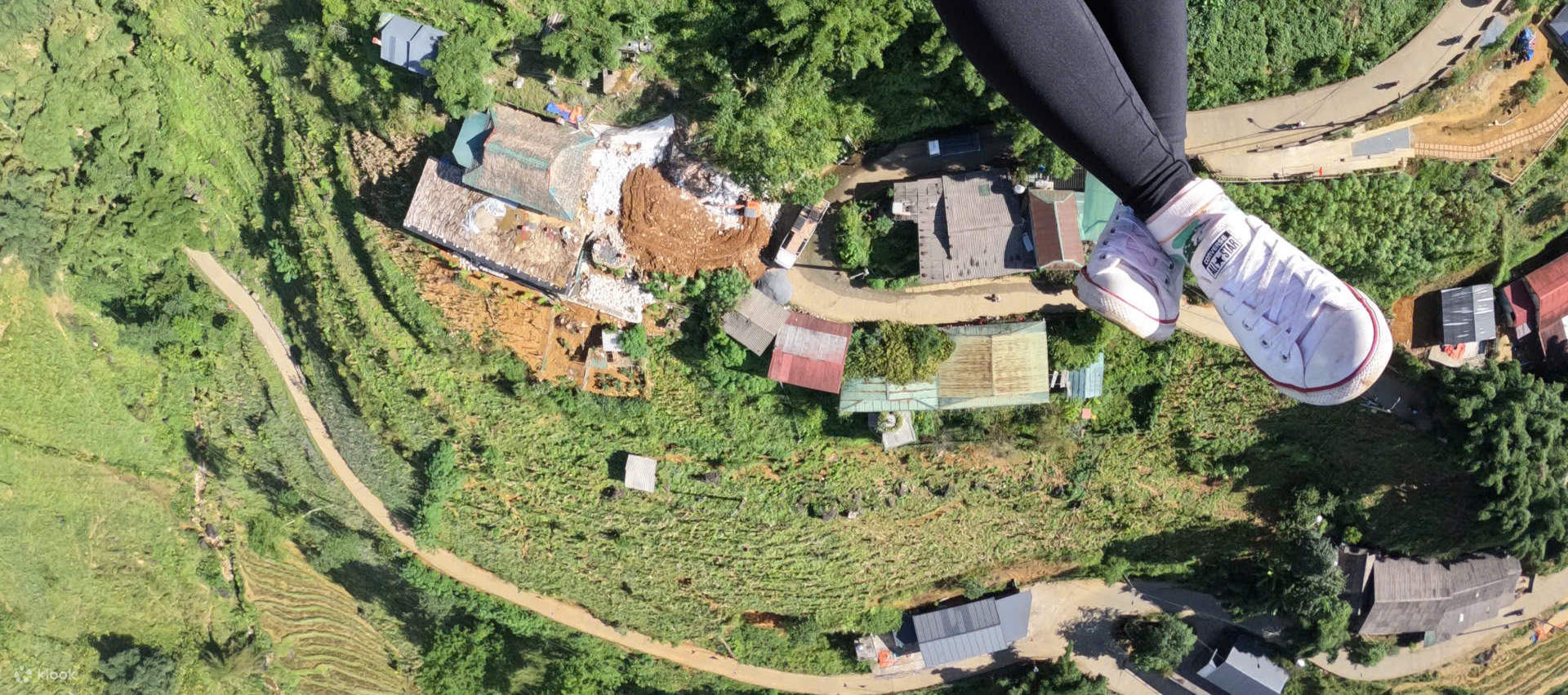 自由とはこういうもの、サパの空高く浮かぶ