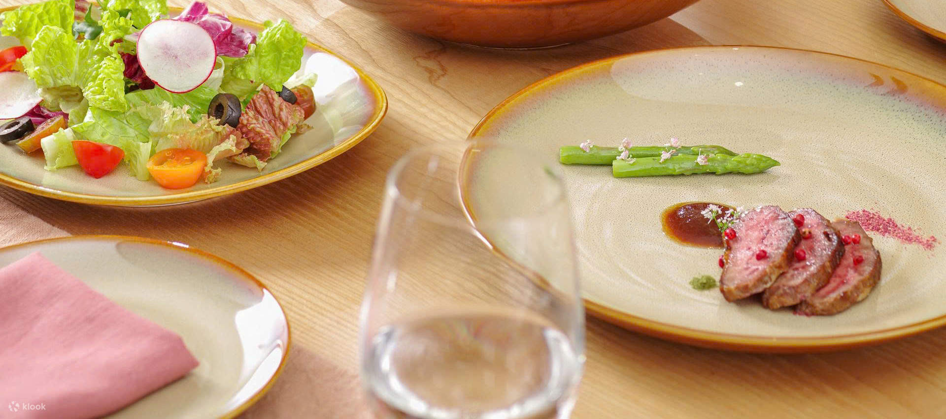 오크우드 하롱에서 즐기는 정통 베트남 & 웨스턴 세트 메뉴