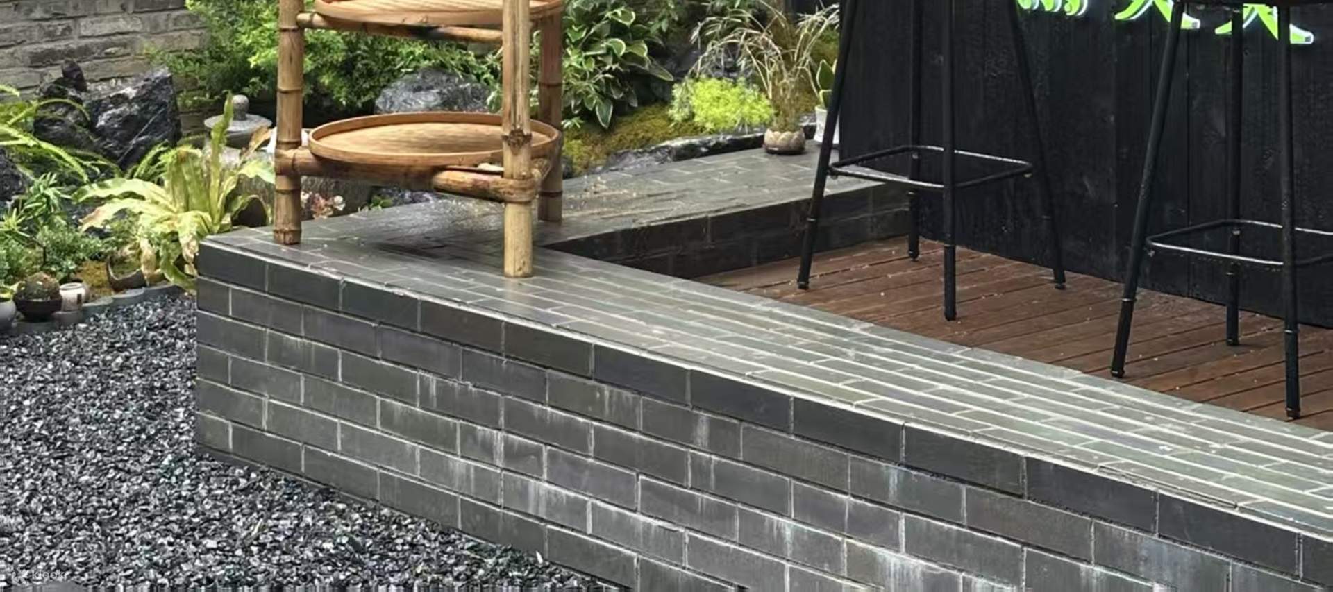 2階の展望台からは街並みの一部を一望でき、蓋碗茶の道具と合わせて「成都ののんびりとした趣」のある写真を手軽に撮影できます。