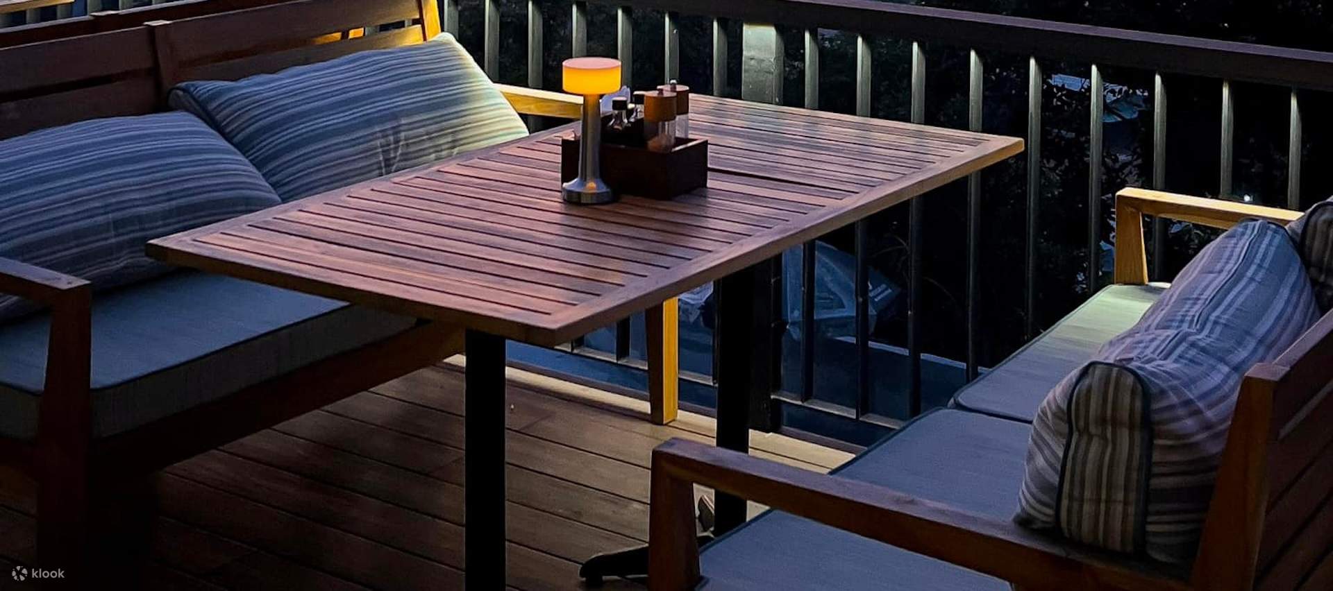 Traslado al aeropuerto de Phu Quoc con experiencia de compras y cafetería