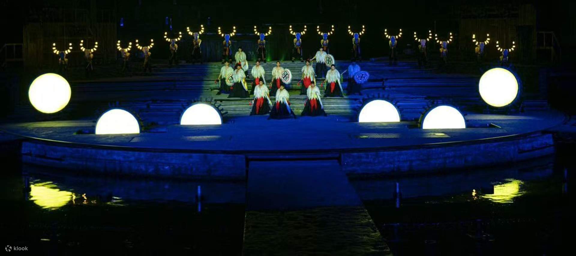 「水」は女性の柔らかなイメージを与えられ、「阿惹妞」（イ族の少女）のイメージと深く結びついています。織物、豆花を挽く、小川辺での歌などの生活的なシーンを通して、母性の輝きと生命の誕生を表現し、清らかな水の音と軽やかな民謡が織り交ざり、「水は民族の血脈」という文化理念を解釈しています。