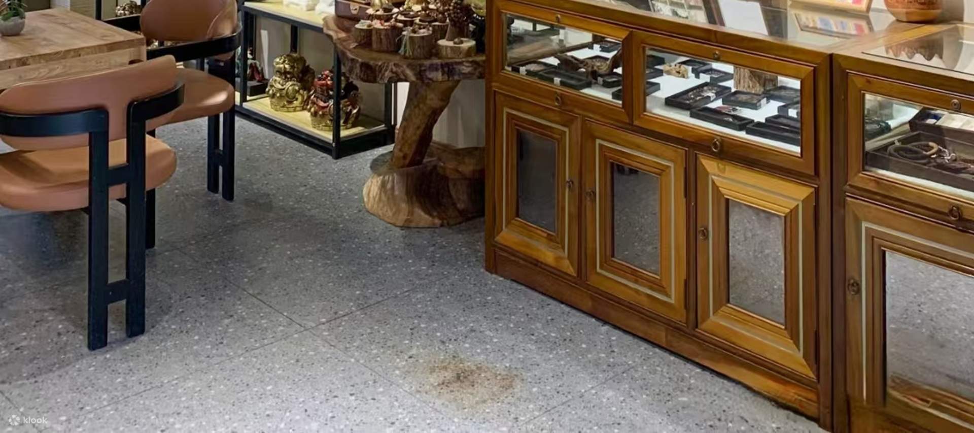 단순히 차를 제공하는 것뿐만 아니라 다양한 활동과 서비스를 통해 손님들이 청두의 느린 생활과 차 문화를 깊이 체험하고 '차로 친구를 사귀고 차로 감정을 전달'하는 것을 실현합니다.